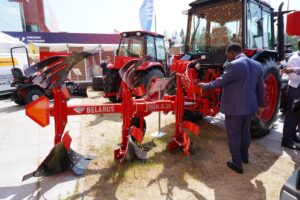 Kenyans viewing one of the tractors during trade fair held in Belarus last year.