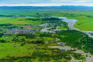 Due to heavy rains causing floods, tourists were airlifted from Kenya's Maasai Mara reserve, which resulted in the closure of over a dozen accommodations.