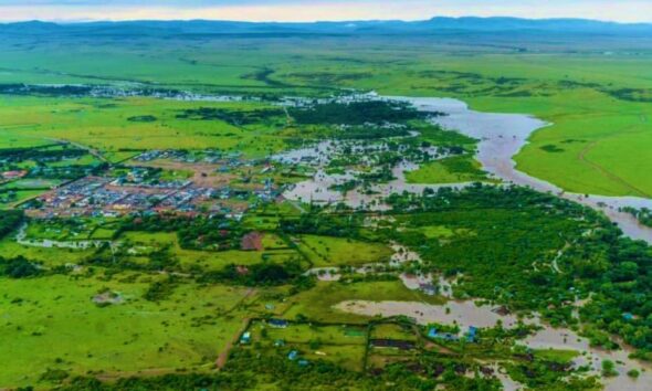 Due to heavy rains causing floods, tourists were airlifted from Kenya's Maasai Mara reserve, which resulted in the closure of over a dozen accommodations.