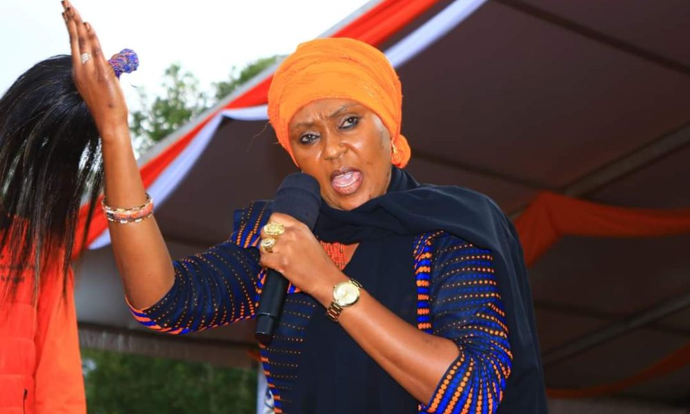 Gozallik bilan butalar ichida jinsiy aloqa