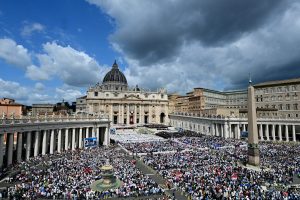 Thousands gathered for Leo's inaugural mass © Tiziana FABI / AFP