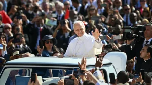 Pope Leo XIV greets the crowd from the popemobile before a Holy mass for the beginning of his pontificate © Alberto PIZZOLI / AFP