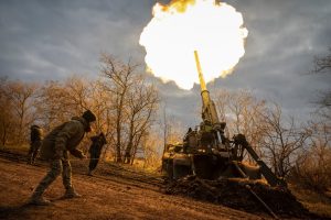 Starlink has helped ensure connectivity for Ukrainian troops on the front line. These soldiers in the Kherson region fired artillery toward Russian positions in the fall of 2022. REUTERS/Viacheslav Ratynskyi