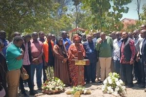Uhuru visits Raila’s grave at Kang’o ka Jaramogi