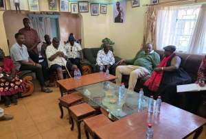 Former President Uhuru Kenyatta with family of the late former Prime Minister Raila Odinga led by Kisumu Woman Representative Ruth Odinga and Siaya senator Dr Oburu Odinga in Bondo/HANDOUT