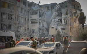 Security and rescue forces at the scene of an Iranian ballistic missile strike in Holon, June 19, 2025. (Oren Ben Hakoon/Flash90)